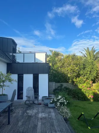 Townhouse with garden 7 minutes from Les Halles and 10 minutes from the beach! Отели в г. Лорьян