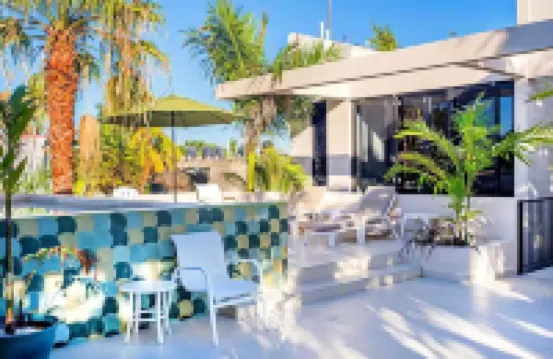 Pelikanos on 10 Avenue Downtown -Red Parrot-