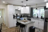 Delightful 2-bedroom house with AC in charming Easley 이슬리 호텔