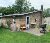 Rustic cottage by the mighty Elk! Hotel dekat Uncle John's Elk Creek Campground