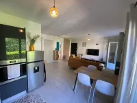 2 bedroom apartment Vals les bains with balcony 5 minutes from the thermal baths 발-레-방 호텔