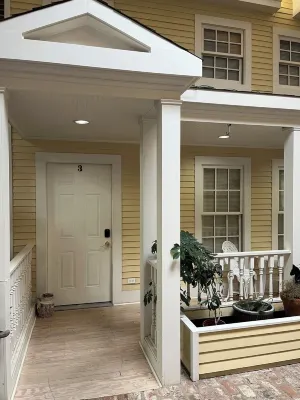 #03 Downtown double couple retreat with king beds. Hotels in Lorain