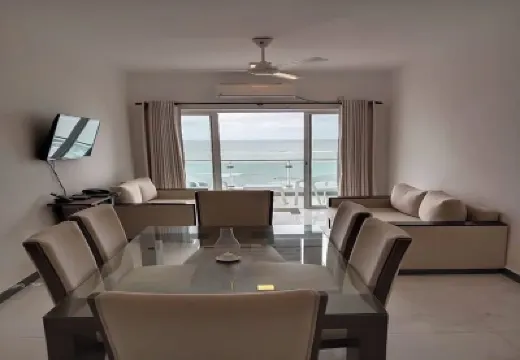 Enjoy a beautiful sunset from your ocean-view bedroom. Mount Lavinia周辺のホテル