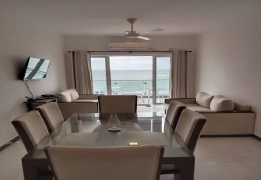 Enjoy a beautiful sunset from your ocean-view bedroom. Отели рядом со станцией Mount Lavinia Railway Station