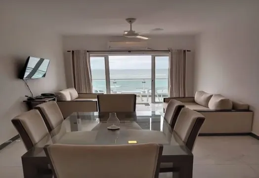 Enjoy a beautiful sunset from your ocean-view bedroom. فنادق في ماونت لافينيا