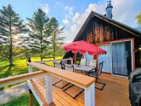 Cozy cabin >> Hottub, WiFi, AC. Easy access to outdoors activities year around