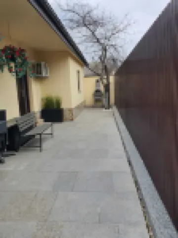 Cozy 2-bedroom house in enjoyable Pantelimon with WiFi, AC فنادق في 