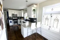 Spacious 5-bedroom bungalow with AC, WiFi in welcoming Berwyn