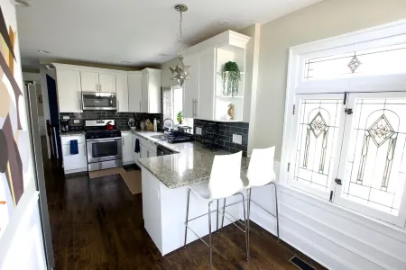 Spacious 5-bedroom bungalow with AC, WiFi in welcoming Berwyn