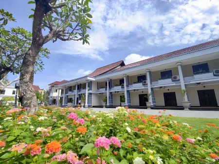 Crystal City Hotel Отели в г. Pagesangan Timur