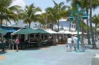 Beautiful Condo on the Beach with Heated Pool, Pickleball, Free WiFi & Parking!