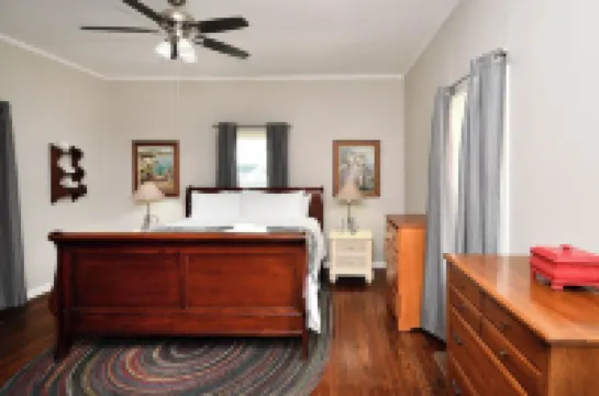 ✨Hen House 🏠 Minutes From Main St. Fenced in Yard!