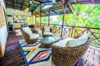 Eco-Luxury Hilltop Bungalow – Ocean and Jungle Views, WiFi & A/C - Bastimentos