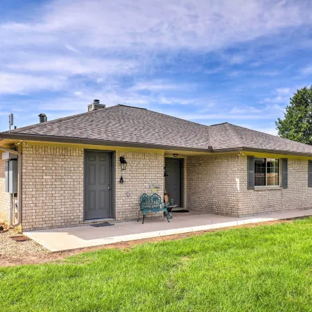 Charming Cameron Farm Retreat ~ 41 Mi to Tamu