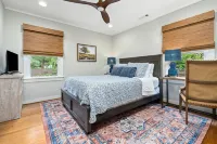 Drake Ave Dreamy Backyard!