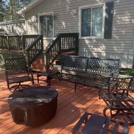 Peaceful 3-bedroom cottage on private Grass Lake.