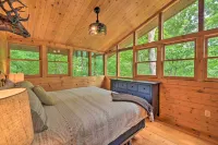 Lakefront Glass House Cabin w/ Mountain Views! - de charme