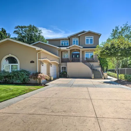 Luxe Getaway w/ Riverfront Views in Grants Pass!