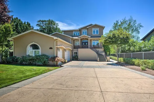 Luxe Getaway w/ Riverfront Views in Grants Pass! - مطابخ