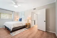 Airy 5br home w/pool, outdoor living, game room - balcony