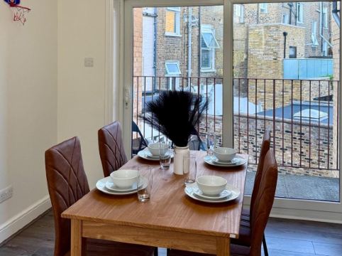 2-Bed Apartment - Sleeps 4 Pets Ok & Balcony