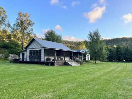 7 minutes from Wollombi town, 5 acre property with cozy house and separate barn.