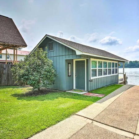 Kayaks & Dock: Lakefront Hot Springs Hideaway