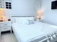 Beachfront Luxury, New, Modern Oceanview Retreat! Hoteles en Flagler Beach