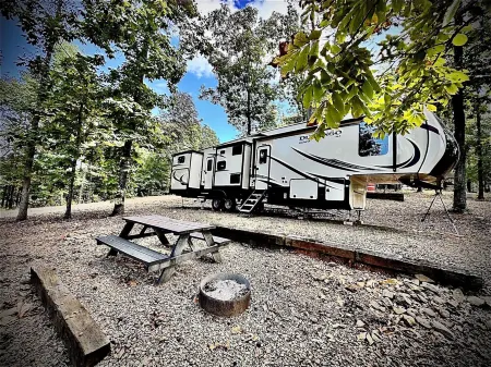 Cozy and serene RV in Broken Bow.  Pet friendly, WiFi, 2 bedroom, fireplace.