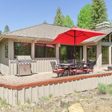 10 Tan Oak Home Features Private Hot Tub and BBQ on the Deck by RedAwning