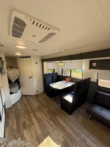 Cozy 2-bedroom caravan in nice Cleburne with AC, WiFi