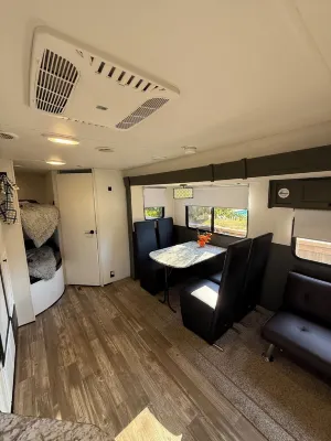 Cozy 2-bedroom caravan in nice Cleburne with AC, WiFi