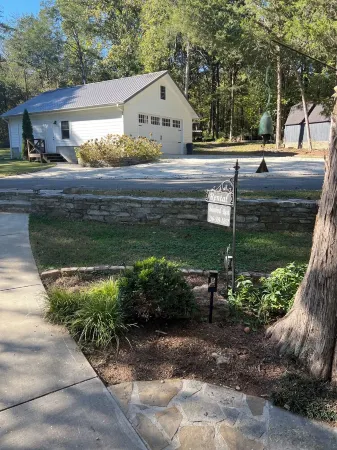 Bluebird Rest - Lakefront Cottage