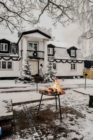 Hällsnäs Hotell & Restaurang Отели в г. Мёльнлюкке