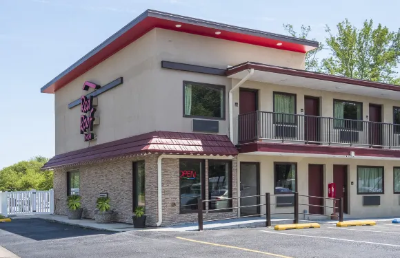 威爾伍德紅屋頂酒店 - 五月岬/格蘭德河