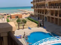 Luxurious Hurghada Chalet with Private Balcony and Beachfront Views - Hytter