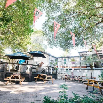 Nomads Noosa Youth Resort Отели рядом с достопримечательностью «Торгово-развлекательный центр Noosa Junction»