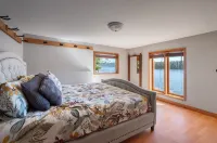 Your Cozy Seaside Sanctuary & Private Spa Getaway – 5 Min to Town!