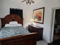 Large River Home with private pool, basketball court, private, pool table Hotels in McQueeney