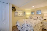 Walk to Ocean: Surfside Beach Home w/ Pool Access - Wifi