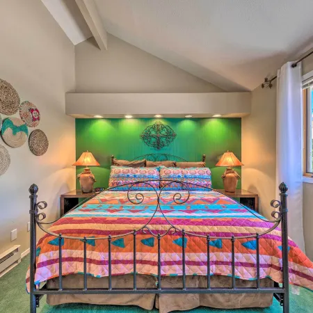 Eclectic Home w/ Deck: 4 Miles to Ski Cloudcroft! Отели в г. Клаудкрофт