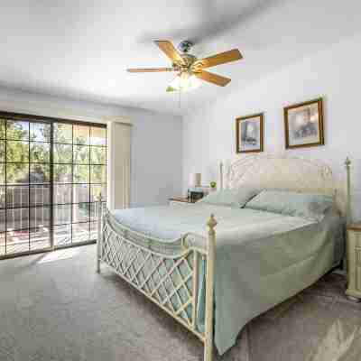 Stylish Condo with Panoramic View & Community Pool Rooms