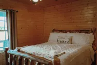 Stunning Blue Ridge Mountain View Cabin with Covered Hot Tub in Luray, VA