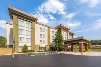 La Quinta Inn & Suites by Wyndham Chattanooga - Lookout Mtn Hotels near Ruby Falls