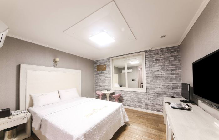Muan White House Hotel