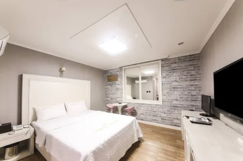 Muan White House Hotel