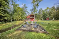Willow Brook Getaway: Hot Tub, Deck in Mifflinburg - 3-Star