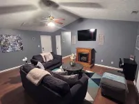 Quiet neighborhood/2 car garage/fire pit/backyard privacy fence/PET FRIENDLY