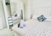 Cosy 2BR House on Quiet Street Hotels in Daybrook