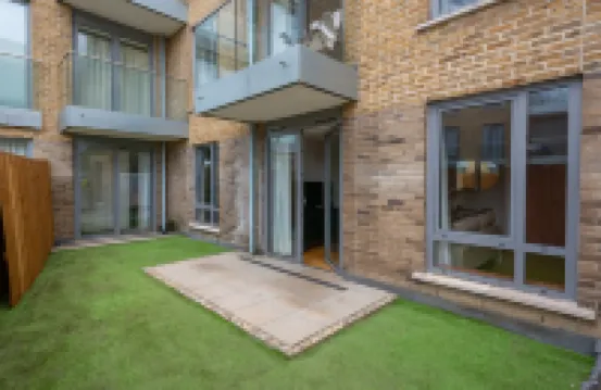 Two Bedroom Apartment in Limehouse Hotels in London